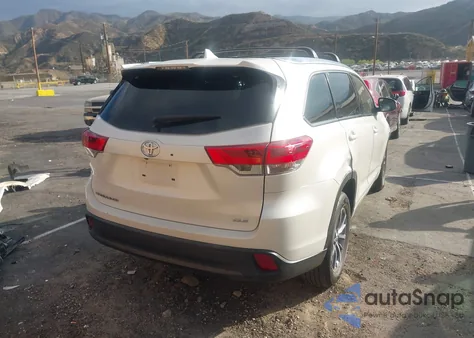 2018 Toyota Highlander Xle z USA, uszkodzony, nr VIN 5TDKZRFH3JS540070